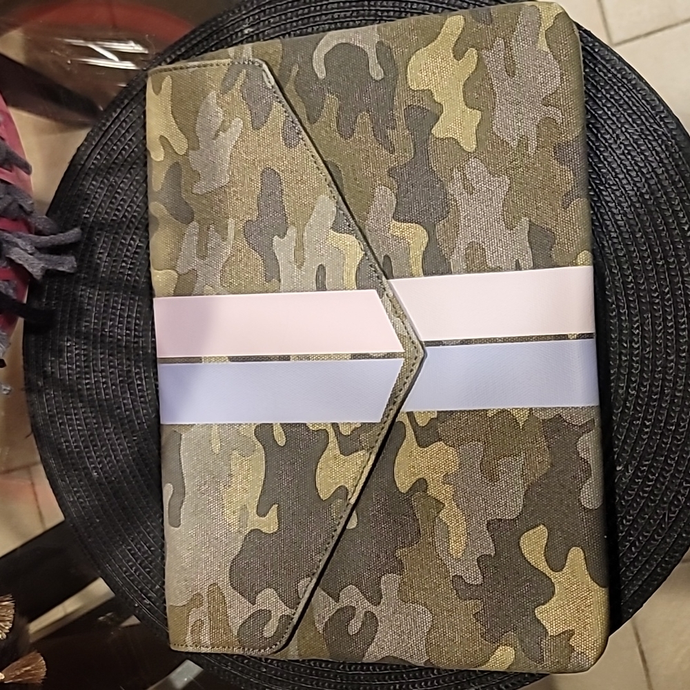 NWOT OVERSIZED CAMOUFLAGE AND PASTEL STRIPE CLUTCH BY STELLA & DOT